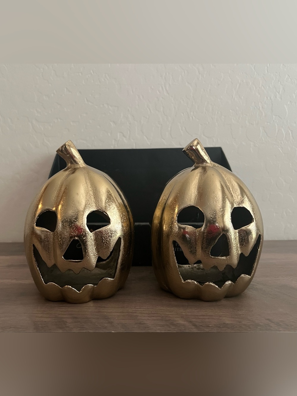Gold Metal Halloween Pumpkin Citrouilles- Festive Jack-O'-Lanterns